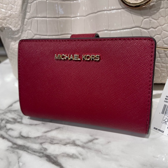 MICHAEL KORS Medium Bifold Zip CN Crossgrain Leather Wallet
Cherry 
NWT - Picture 9 of 16